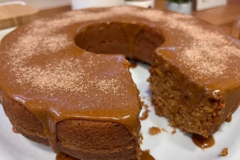 Bolo de churros com uma massa fofinha e um recheio generoso 