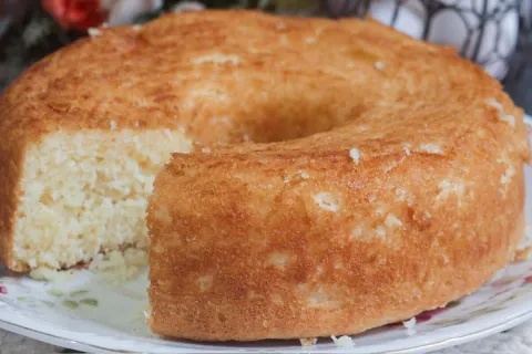 Bolo de coco sem trigo e sem oleo que fica extremamente molh