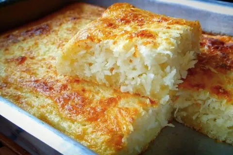 Bolo de coco sem trigo fofinho e molhadinho para voce servir