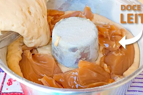 Bolo de doce de leite com massa fofinha e recheio cremoso qu