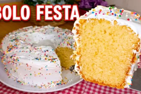 Bolo de festa tradicional dos anos oitenta com aquele glace 