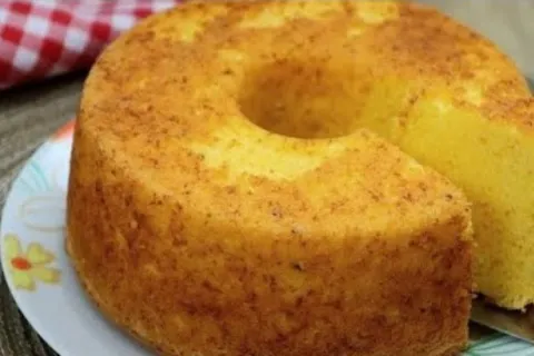 Bolo de fuba com iogurte fofinho e delicioso para um cafe da