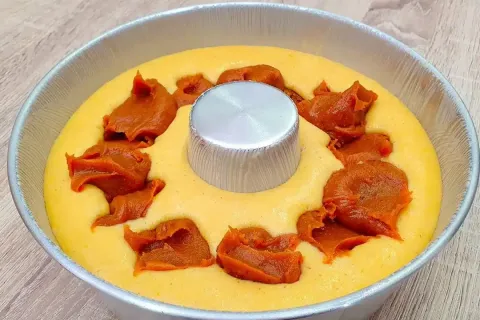 Bolo de fuba sem ovo que ja sai super recheado do forno com 