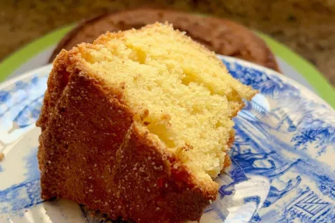 Bolo de laranja com canela delicioso que forma uma crosta cr