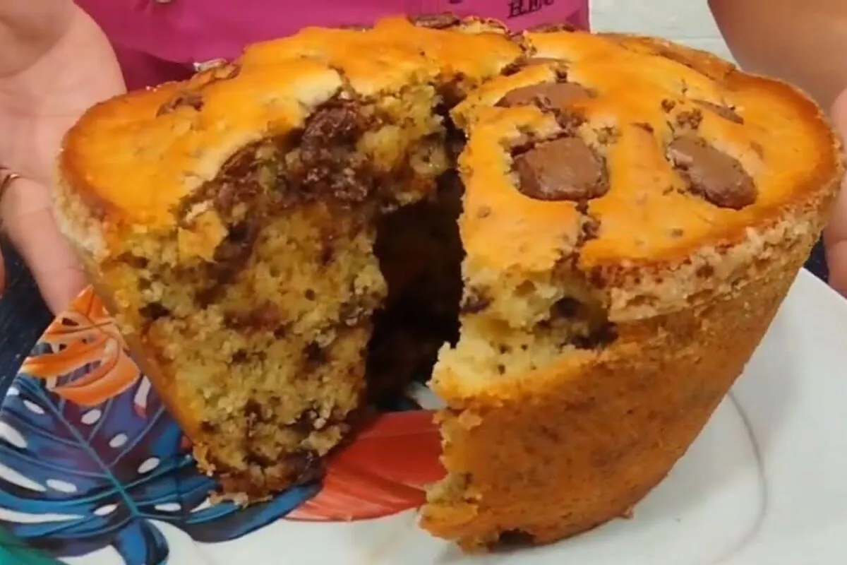 Bolo de laranja com gotas de chocolate fofinho e cheiroso co