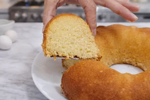 Bolo de leite condensado fofinho que desmancha na boca para 
