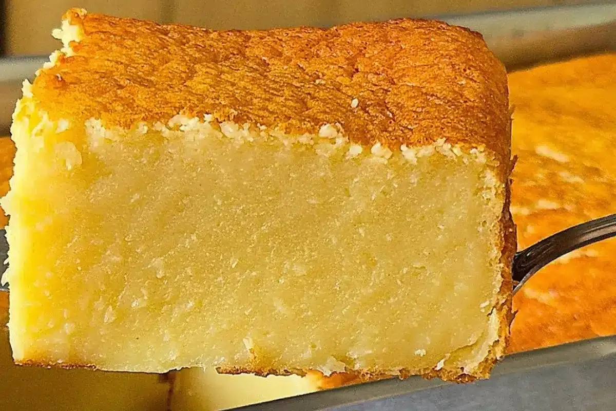 Bolo de leite mole estilo cacarola que fica cremoso derrete