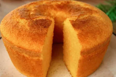 Bolo de milho verde extremamente fofinho e saboroso feito de