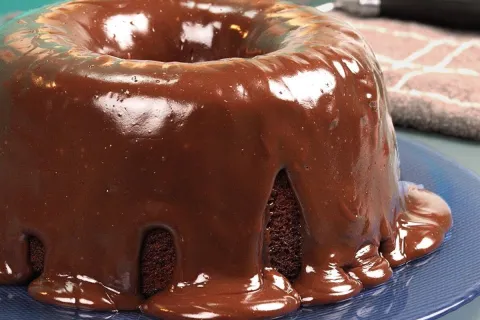 Bolo de Nescau fofinho com uma cobertura cremosa irresistive