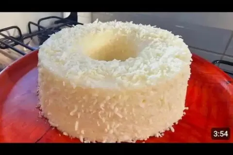 Bolo de tapioca granulada com coco cremoso e facil de fazer 