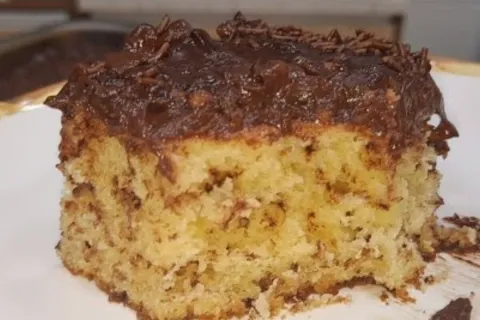 Bolo formigueiro com cobertura cremosa de chocolate que fica