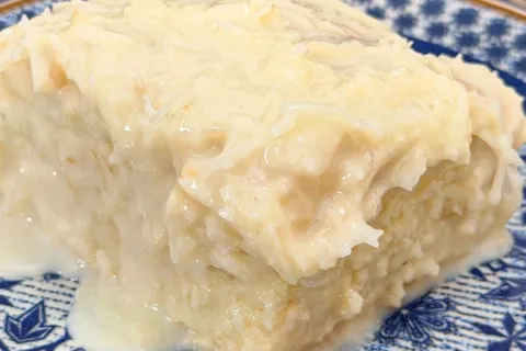 Bolo gelado de coco bem cremoso e muito molhadinho com aquel