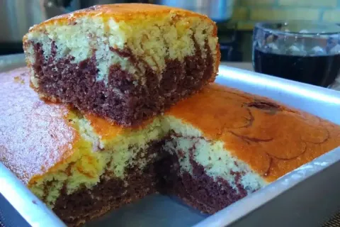 Bolo mesclado fofinho misturando massa de chocolate e baunil
