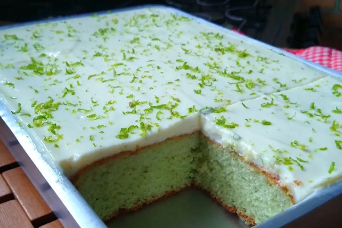 Bolo mousse de limao fofinho e refrescante feito com pratici