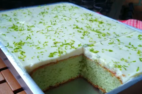 Bolo mousse de limao fofinho e refrescante feito com pratici