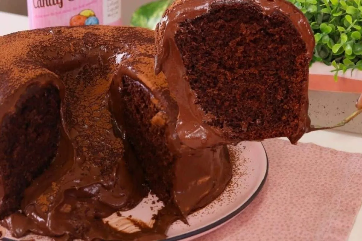 Bolo nuvem de chocolate que derrete na boca de tao macio e f