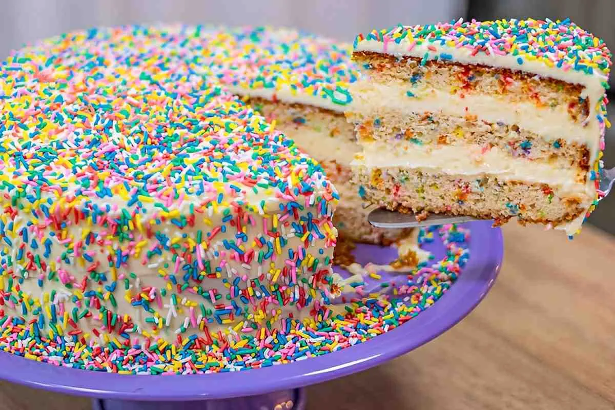 Bolo para festa de crianca colorido recheado e facil de faze