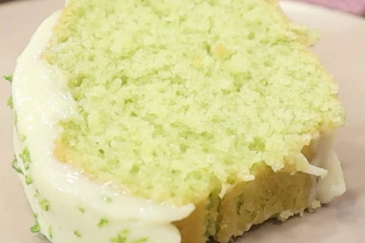 Bolo verde de limao super fofinho e lindo com uma cobertura
