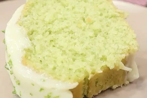 Bolo verde de limao super fofinho e lindo com uma cobertura 