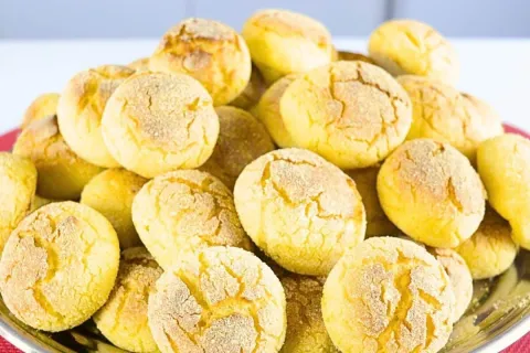 Broa de fuba com sabor de infancia para voce servir com um c