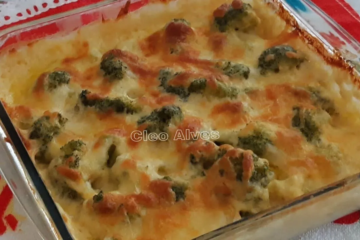 Brocolis gratinado ao molho branco bem cremoso e coberto com