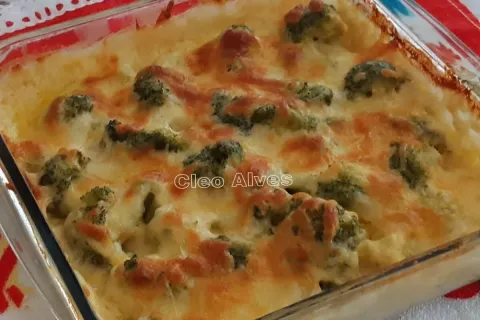 Brocolis gratinado ao molho branco bem cremoso e coberto com
