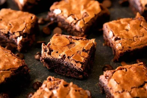 Brownie simples de chocolate facil com uma casquinha crocant