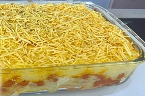 Cachorro quente de forno um lanche completo feito em uma tra