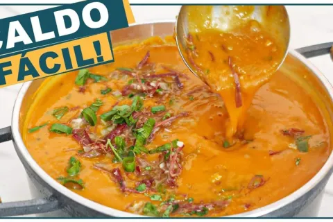 Caldo cremoso bem temperado e saboroso uma refeicao reconfor