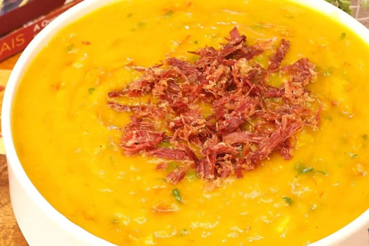 Caldo de abobora cremoso feito com carne seca bem desfiada u