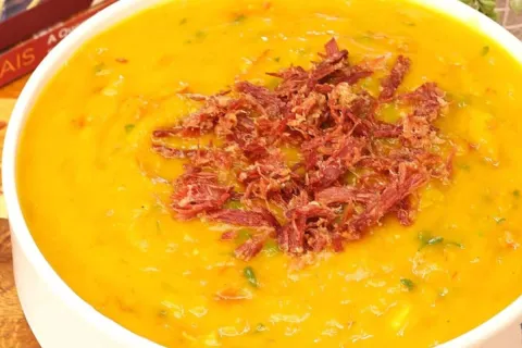 Caldo de abobora cremoso feito com carne seca bem desfiada u