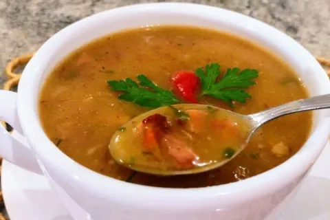 Caldo de mandioca com bacon e calabresa