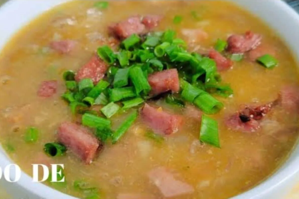 Caldo de mandioca quentinho e bem temperado para um jantar r