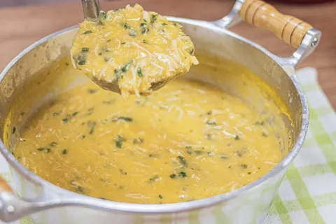 Caldo de milho com frango cremoso quentinho e saboroso perfe
