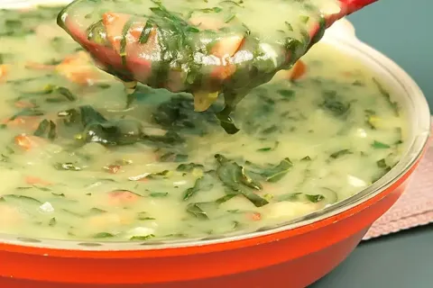 Caldo verde com calabresa facil de fazer uma refeicao quenti