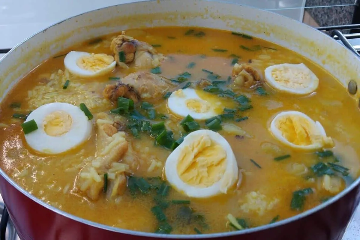 Canja de galinha cremosa bem quentinha e com um tempero case