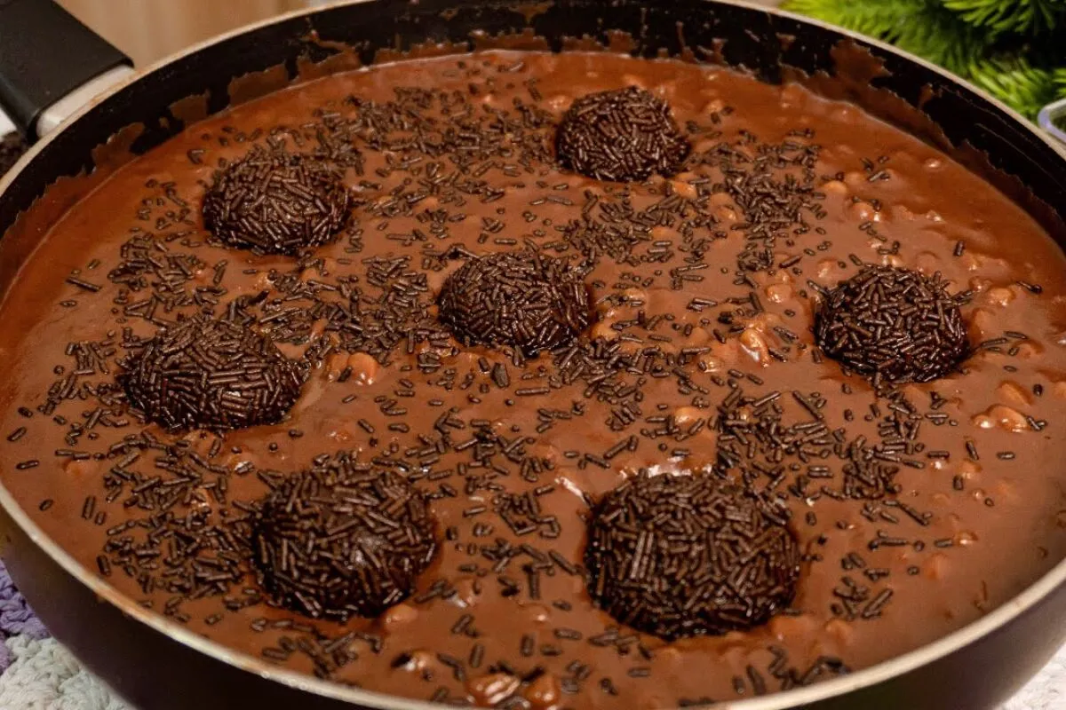 Canjica de brigadeiro com uma cremosidade surreal que vai su