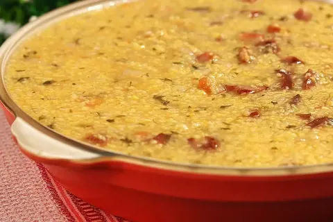 Canjiquinha com calabresa e bacon bem temperada e cremosa um