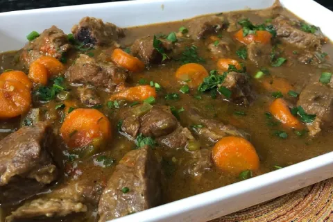 Carne de panela muito suculenta que desmancha na boca e tem 