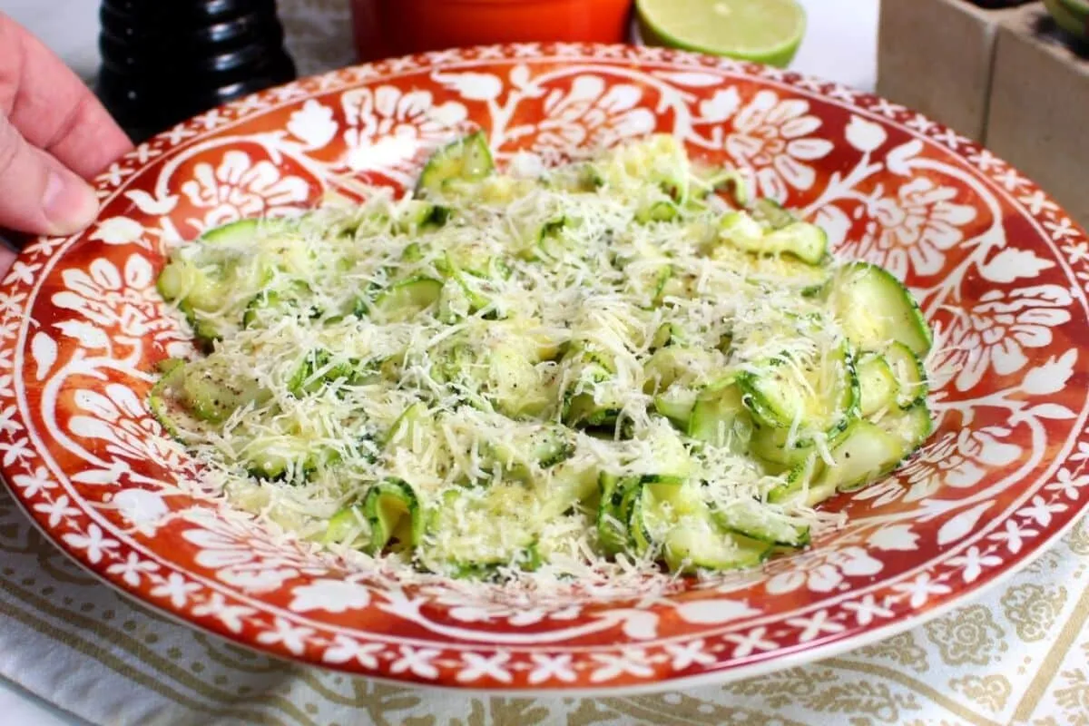 Carpaccio de abobrinha fino leve e temperado com um molho re