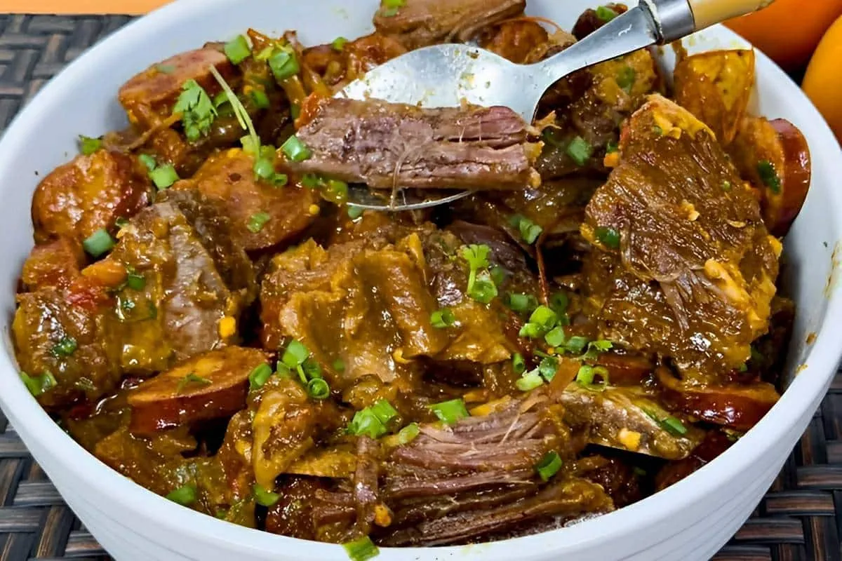 Costela com linguica ela solta sozinha do osso de tao macia