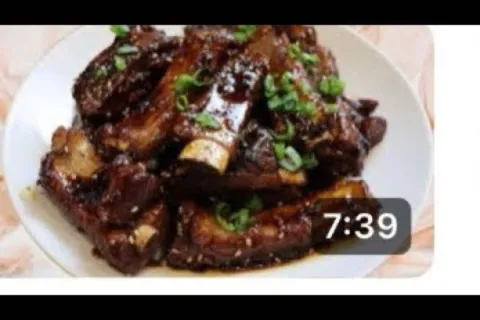 Costelinha caramelizada soltando do osso com um segredo espe