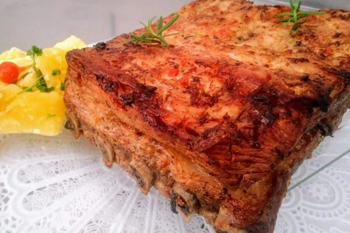 Costelinha de porco saborosa e suculenta feita no forno com
