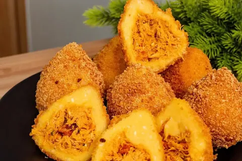 Coxinha sem farinha de trigo feita com massa de mandioca sup