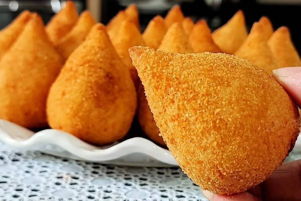 Coxinha sequinha deliciosa muito crocante por fora com um re