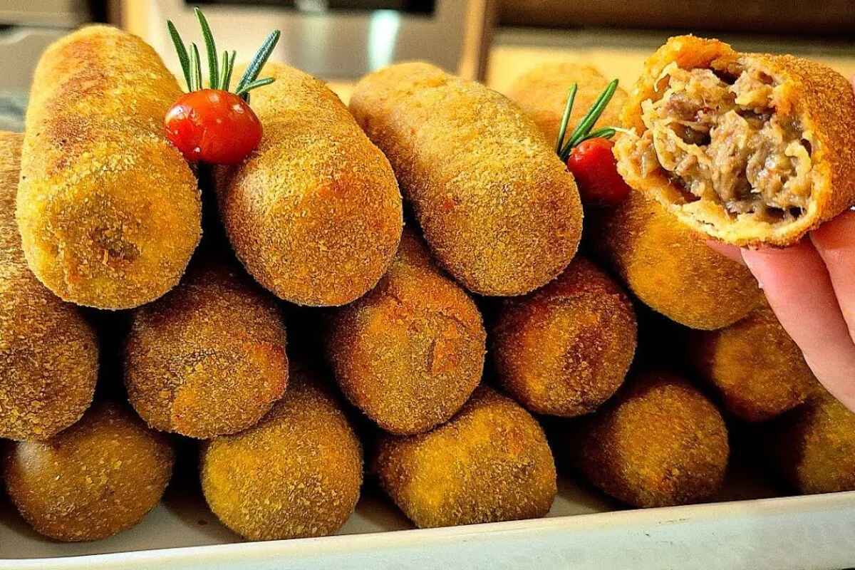 Croquete de carne de panela suculento e crocante um petisco