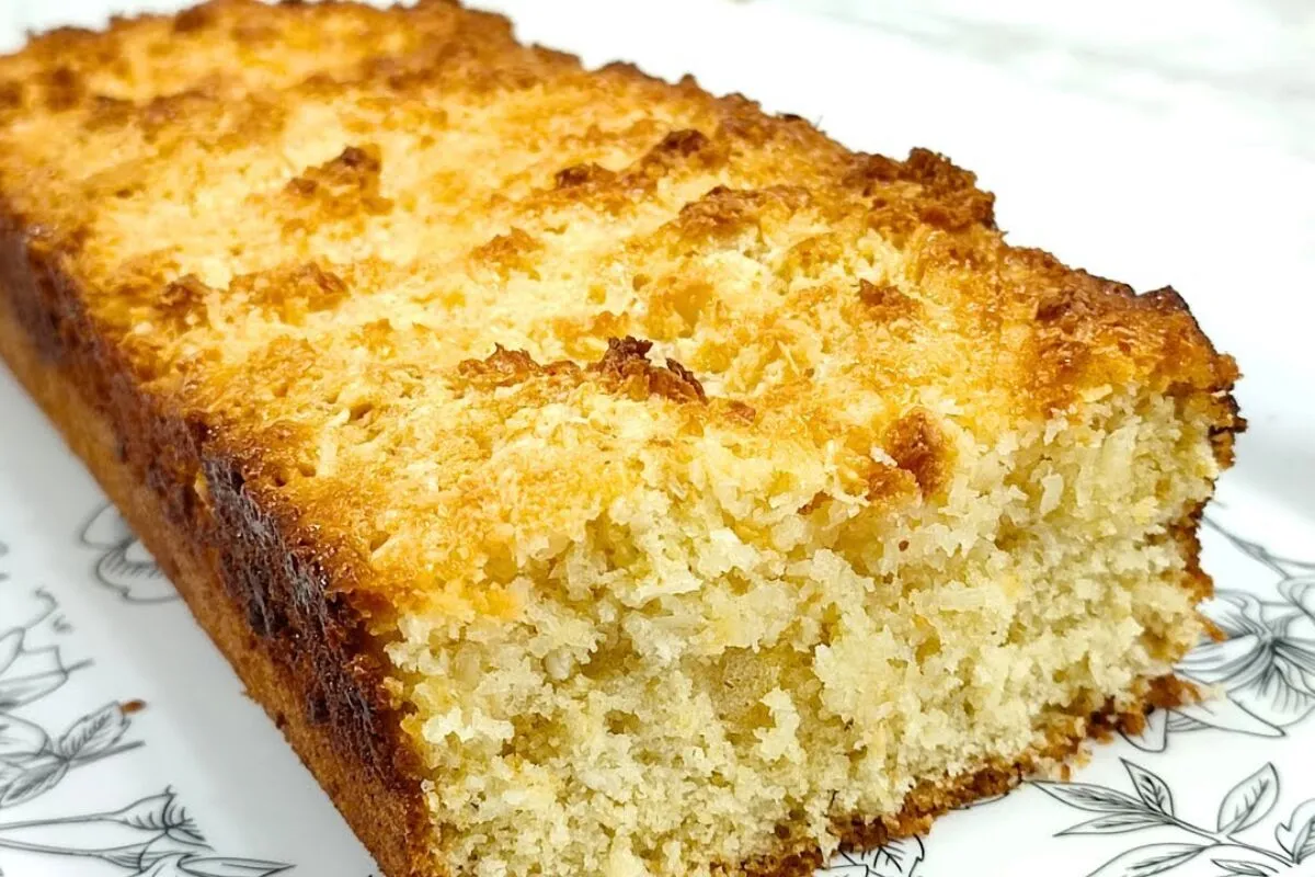 Cuca de coco uma delicia irresistivel com uma cobertura croc