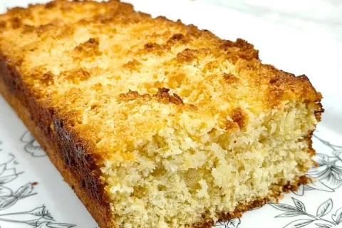 Cuca de coco uma delicia irresistivel com uma cobertura croc