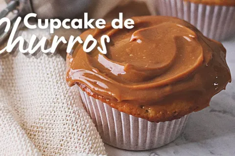 Cupcake de churros simples feito com uma massa bem leve e re