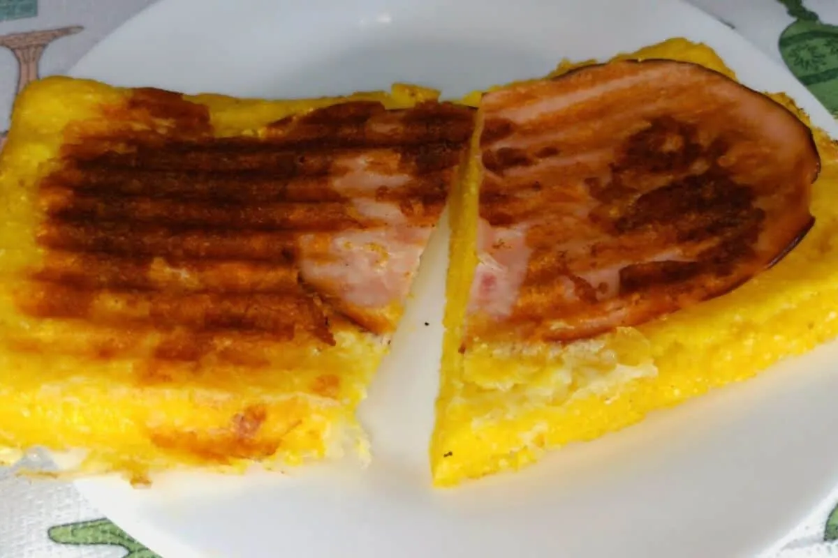 Cuscuz de sanduicheira feito com poucos ingredientes pratici